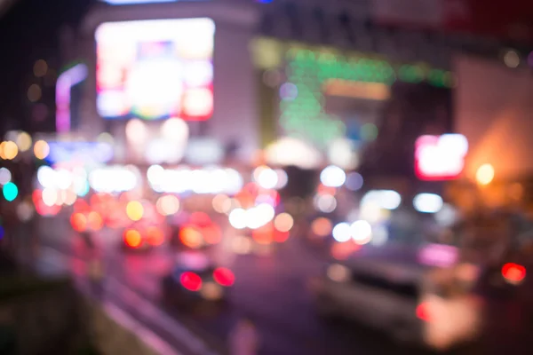 Размытые уличные фонари, городской абстрактный фон. разряженный образ ночного города. Транспортные средства на дороге. — стоковое фото
