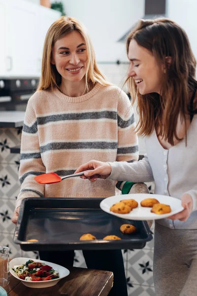 Female friends in the kitchen baked cookies — Stock Photo, Image