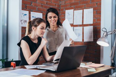 Ofiste birlikte çalışan iki bayan meslektaşım..