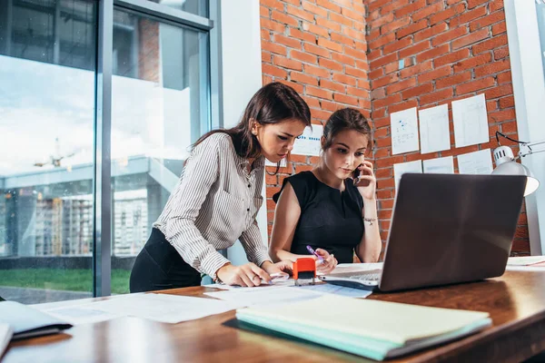 Two female colleagues in office working together. — Stock Photo, Image