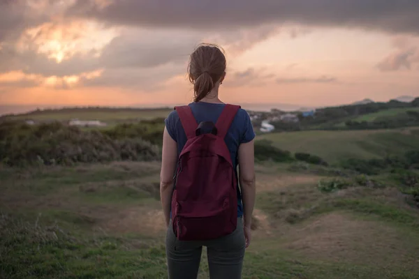 Jeune femme se tient sur une colline et regarde l'étendue d'ouverture — Photo