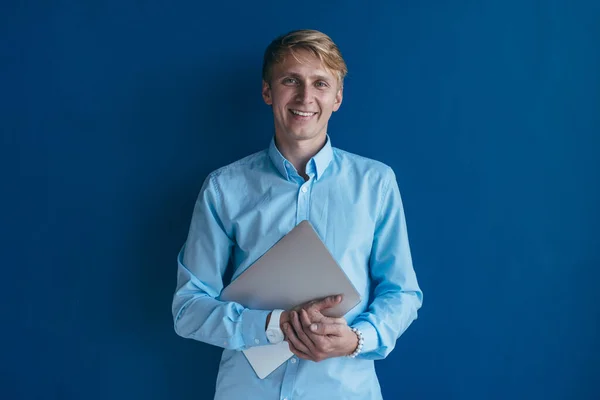 Retrato de cara loira com laptop vestindo camisa casual sorrindo e olhando na câmera — Fotografia de Stock