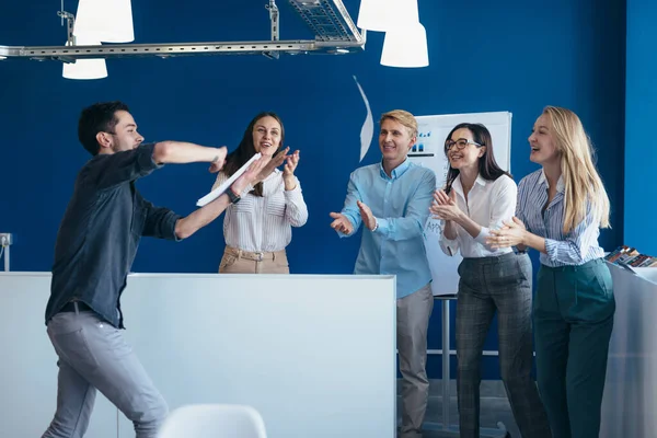 Jovens empresários imaginam como gastam seu dinheiro. — Fotografia de Stock