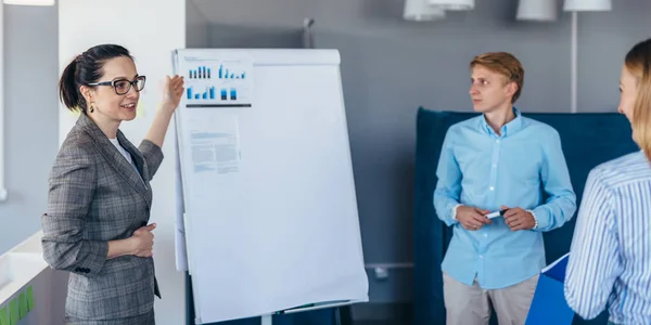 Office worker giving presentation to her colleagues. — Stock Photo, Image