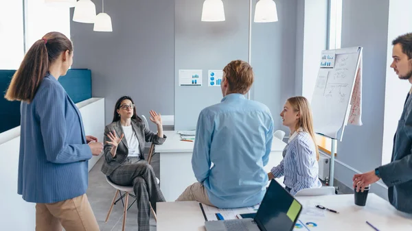 Grupo de empleados reunidos en la oficina para discutir las tareas de negocio — Foto de Stock