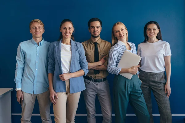 Gente de negocios de pie juntos. Equipo de jóvenes profesionales de la empresa de pie juntos y mirando a la cámara. —  Fotos de Stock