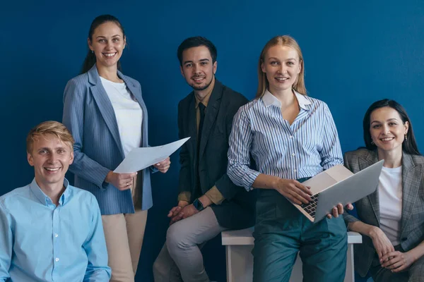 Retrato de equipe de negócios de sucesso olhando para a câmera e sorrindo — Fotografia de Stock