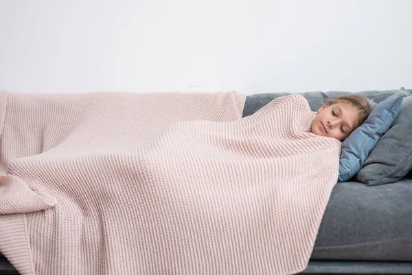 Das Mädchen schläft zu Hause auf der Couch — Stockfoto