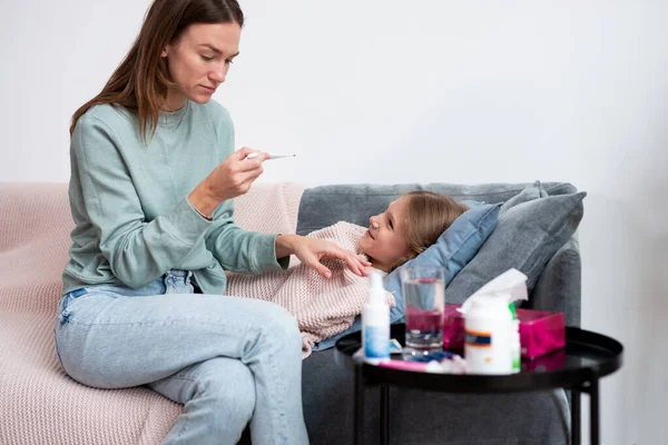 Mère d'une fille avec un rhume mesure la température de son corps — Photo