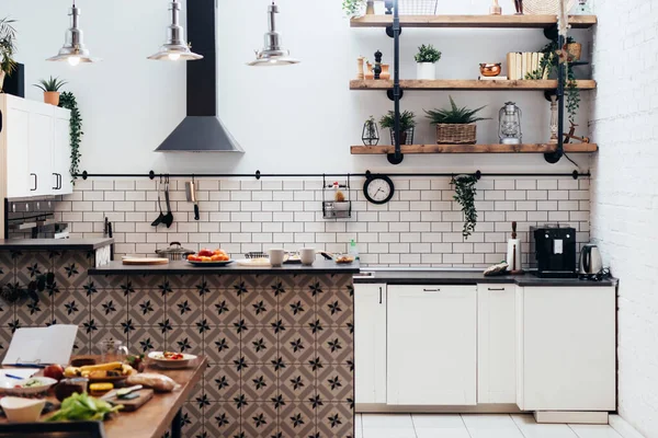 Moderno nuevo interior de luz de la cocina con muebles blancos. — Foto de Stock