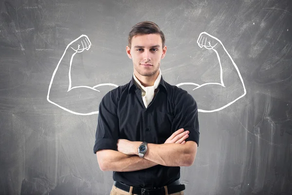 Joven empresario ambicioso atractivo contra la pared. Concepto de ambición, negocios, confianza, poder — Foto de Stock