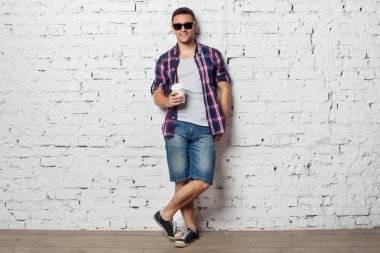 Parlak genç adam hipster kahve ile gün zevk tatil