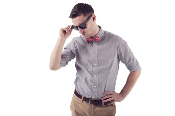 Joven hipster con lazo rojo gafas de sol camisa mangas cortas . — Foto de Stock