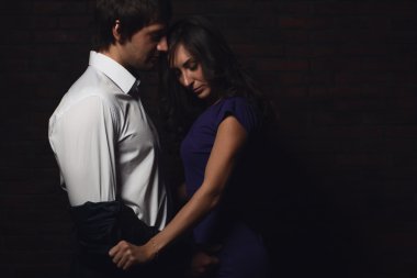 Aşk duygularını gösterilen tuğla duvar yanındaki inanılmaz romantik Çift.