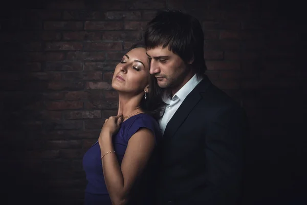 Ρομαντικό ζευγάρι έκλεισε τα μάτια απολαμβάνοντας περνούν χρόνο μαζί. Πορτρέτο. — Φωτογραφία Αρχείου
