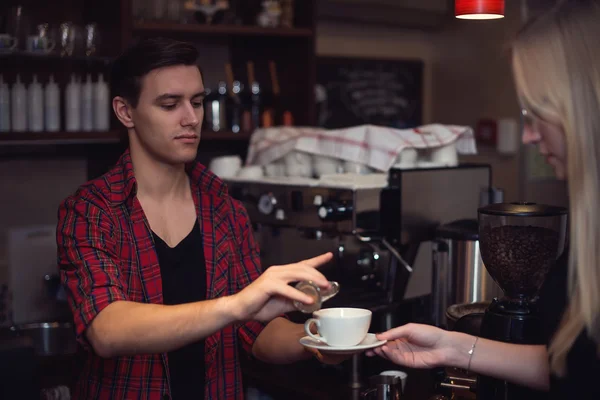 Hipster barista en camisa a cuadros añade canela clientes cofee . — Foto de Stock