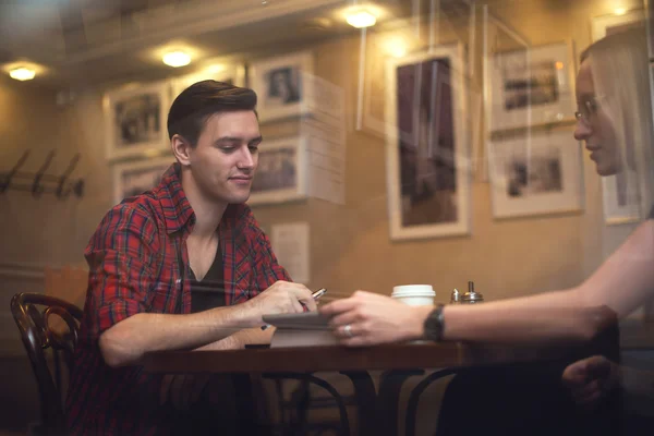 O casal vai ter um encontro no café. Eles bebem chá de café e conversam um com o outro . — Fotografia de Stock