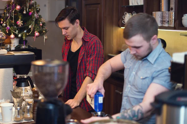 İki hipsters bar Temizleme emir yapma bir kafede çalışıyor. — Stok fotoğraf