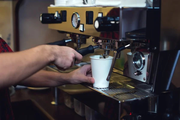 若い男は、コーヒーマ シーン、新鮮なコーヒーを作っています。. — ストック写真