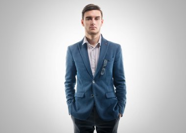Ellerini ceplerine ile tek başına duran genç yakışıklı adam