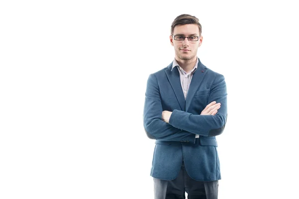 Jeune homme d'affaires fort en costume à la mode se dresse contre le mur avec les mains croisées . — Photo