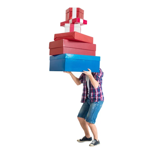 Hombre sosteniendo muchas bolsas coloridas y pesadas regalo cajas después de comprar . —  Fotos de Stock