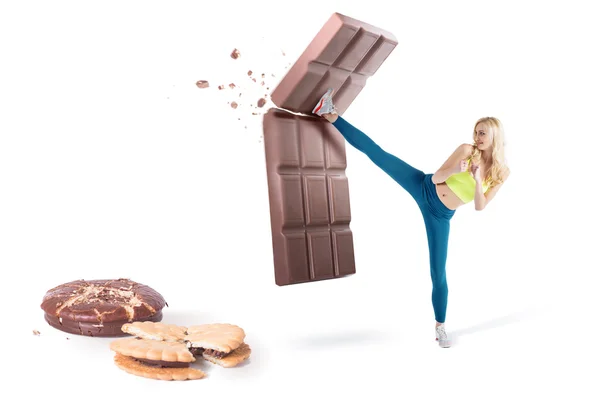 Beautiful blond girl resist temptation and fight back bad habbits, no to junk food. — Stock Photo, Image