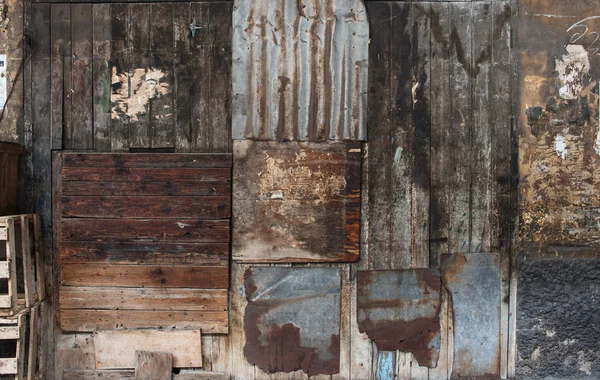 Старий темно-коричневий дерев'яний і олов'яний старовинні стіни або фон паркану . — стокове фото