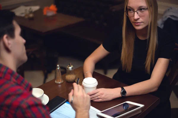 Colegas hablando durante el almuerzo bebiendo cofee y mirándose fijamente — Foto de Stock