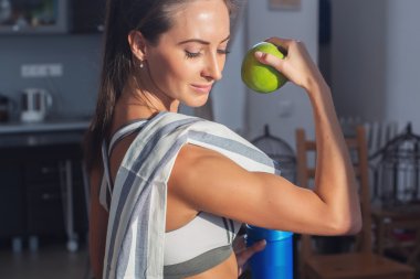 Etkin atletik sportif kadın elma gösteren pazı sağlıklı yaşam tutan spor kıyafeti havlu ile