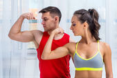 aktive athletische sportliche Frau und Mann zeigen ihre Muskeln Bizeps gesunder Lebensstil