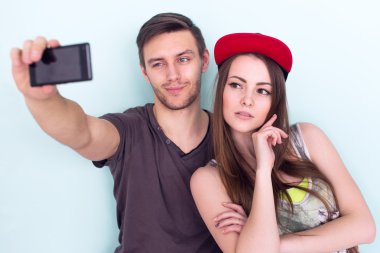 Selfie birlikte alarak çift arkadaş yaz elbise kot giyen jeanswear sokak kentsel rahat tarzı eğleniyor şort.