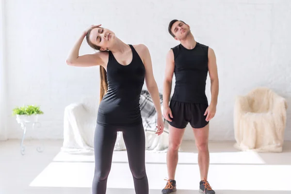 Casal apto mulher e homem trabalhando aquecer o pescoço no ginásio fitness, esporte, conceito de estilo de vida de treinamento — Fotografia de Stock
