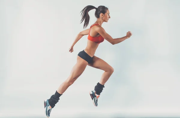 Ativo esportivo jovem corredor mulher atleta com espaço de cópia visão lateral conceito esporte saúde aptidão perda de peso cardio treinamento jog treino bem-estar . — Fotografia de Stock