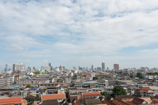 Panoramatický pohled na velké město město a modrá obloha — Stock fotografie