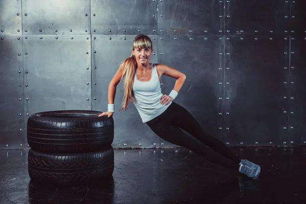 Fitness passen vrouw sport model kern, push-ups doen opleiding training — Stockfoto