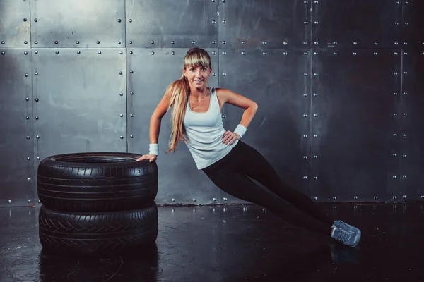 Fitness dopasowanie modelu sportu kobieta robi rdzeń, pompki trening — Zdjęcie stockowe