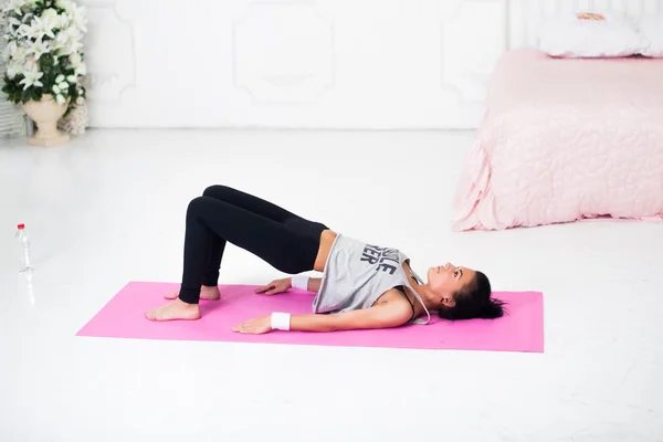 桥的姿势运动女人做热身运动为脊柱后, 弯，拱伸展她的背部在家工作健身锻炼瑜伽体操概念 — 图库照片