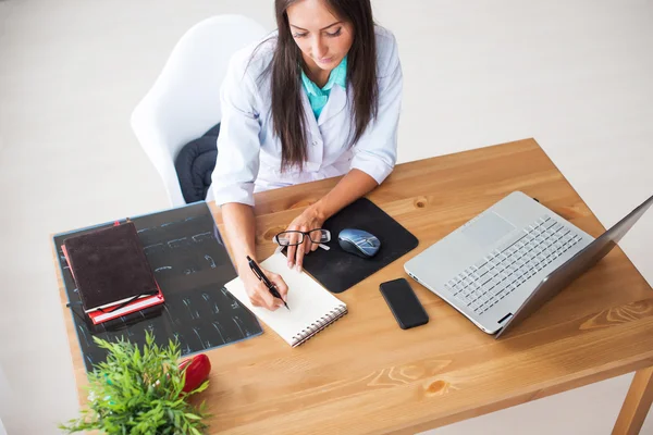 Krankenhaus. Arzt, der im Büro arbeitet. — Stockfoto