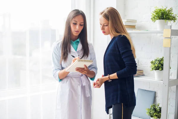 Kvinna läkare förklarande diagnos föreskriva att hennes kvinnliga tålmodiga begreppet hälso-och sjukvård, medicinska, sjukhus. — Stockfoto