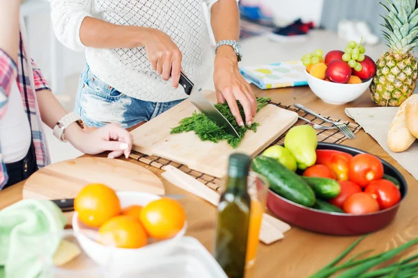 Lindas jovens mulheres preparando o jantar em uma cozinha conceito cozinhar, culinária, estilo de vida saudável . — Fotografia de Stock