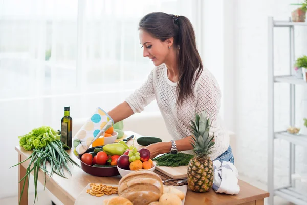 Bir mutfak konsepti pişirme, mutfak, sağlıklı yaşam tarzı yemek hazırlama kadın. — Stok fotoğraf