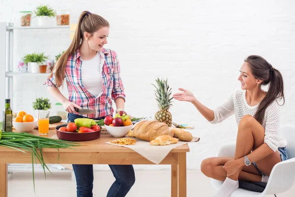 Femeia gătește într-o bucătărie și vorbește cu conceptul ei de prietenie culinară . — Fotografie, imagine de stoc