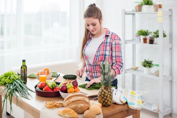 Nő a konyha főzés, gasztronómiai, egészséges életmód fogalma vacsora elkészítése. — Stock Fotó