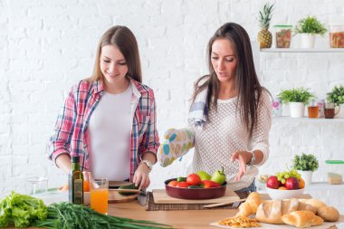 İki kız bir mutfak konsepti pişirme, mutfak, sağlıklı yaşam tarzı yemek hazırlama.