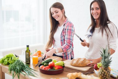 Akşam yemeği bir mutfakta kavramı diyet sağlıklı gıda evde yemek hazırlama kadın.