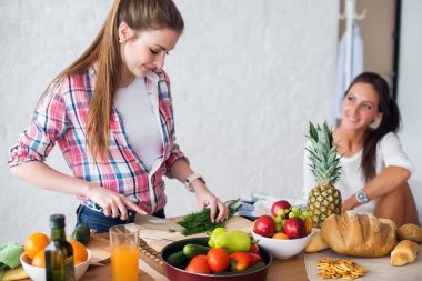 İki kız bir mutfak konsepti pişirme, mutfak, sağlıklı yaşam tarzı yemek hazırlama.