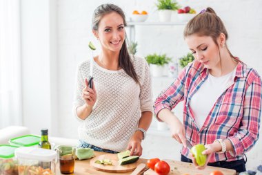 Akşam yemeği bir mutfakta kavramı diyet sağlıklı gıda evde yemek hazırlama kadın.