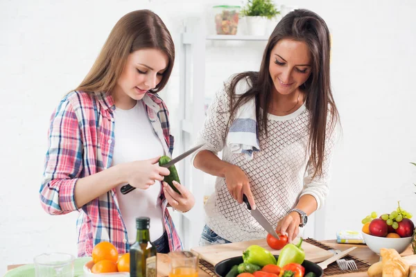 妇女在家里做饭的概念节食健康食品在厨房里准备晚饭的时候. — 图库照片