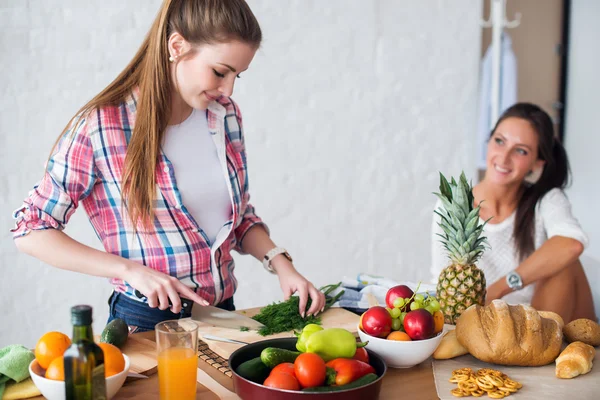 Dos chicas preparando la cena en un concepto de cocina cocina, culinaria, estilo de vida saludable . — Foto de Stock